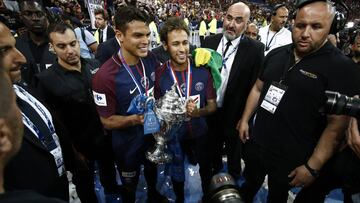 Thiago Silva y Neymar sostienen el trofeo de la Copa de Francia, conquista por el PSG el martes contra Les Herbiers.