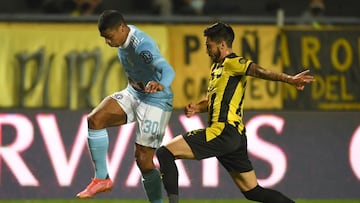 MONTEVIDEO, URUGUAY - AUGUST 18: Carlos Liza of Sporting Cristal competes for the ball with Juan Ramos of Peñarol during a quarter final second leg match between Peñarol and Sporting Cristal as part Copa CONMEBOL Sudamericana 2021 at Estadio