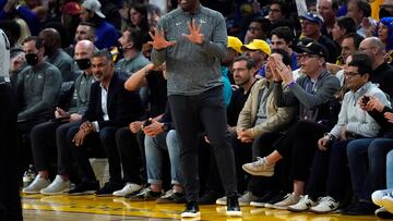 As Steve Kerr entered covid-19 protocols, Mike Brown led the Golden State Warriors Game 4 against the Memphis Grizzlies to a 101-98 victory.