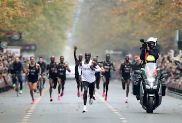 ¿Cuánto dinero de premio se lleva Kipchoge por el reto?