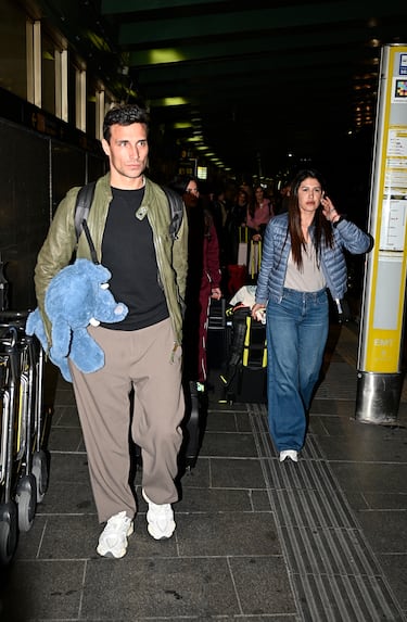 Jaime Astrain y Gabriela Guillén en el Aeropuerto Adolfo Suárez Madrid-Barajas para viajar a Honduras. 
 
 
 