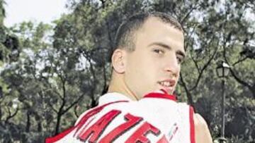 <b>DE ESTRENO. </b>Sergio lucía ayer su nueva camiseta en Madrid. Pronto la sudará en Portland.