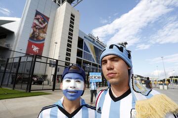 Color de los hinchas llegando  en el NRG Stadium en  Houston. antes del partido entre Argentina vs EE.UU.