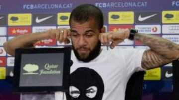 Dani Alves en rueda de prensa