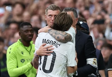 Modric recibe el abrazo de Kroos en su despedida del Bernabéu.