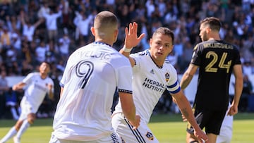 AME1906. CARSON (ESTADOS UNIDOS), 16/04/2023.- Javier "Chicharito" Hernandez (c) de Los Angeles Galaxy celebra un gol durante un partido de la MLS hoy, en el estadio Dignity Health Sports Park Stadium en Carson, California (EEUU). EFE/ Javier Rojas
