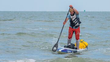 Jonas Böhlmark practicando paddle surf en el mar
