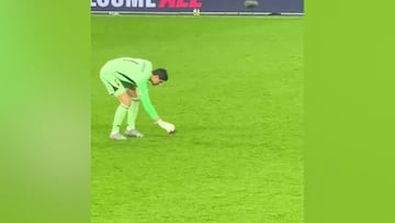 Surrealista: ¡Courtois espanta una rata de la cancha!