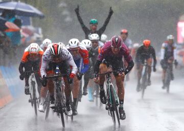 Ackermann ganó el esprint de Terracina en un bello duelo con Fernando Gaviria.