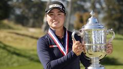 La golfista filipina Yuka Saso posa con el trofeo Harton S. Semple Trophy tras proclamarse campeona del US Open Femenino 2021 en el The Olympic Club de San Francisco, California.
