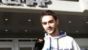 <b>BUEN ASPECTO. </b>Este fue el momento en que Adrián abandonó la Clínica FREMAP de Majadahonda tras recibir el alta médica.