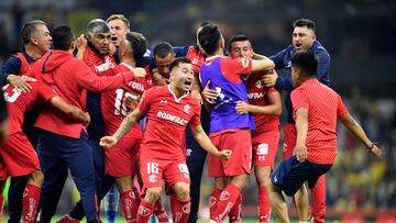 Toluca's players celebrate after defeating America during their Mexican Apertura football tournament semifinal match at the Azteca Stadium in Mexico City on October 22, 2022. (Photo by CLAUDIO CRUZ / AFP)