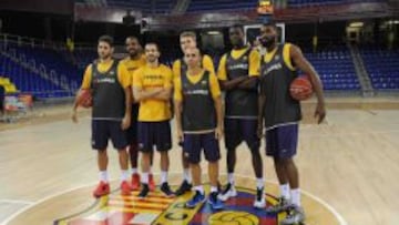 (Izq a drch): Los nuevos jugadores del FC Barcelona Lassa, Stratos Perperoglou, Samardo Samuel, Pau Ribas, Alexander Vezenkov, Carlos Arroyo, Moussa Diagne y Shane Lawal.
