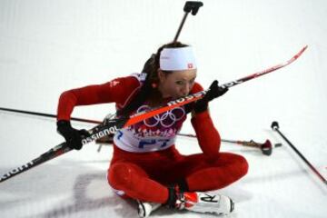 La biatleta Selina Gasparin besa uno de sus equís tras ganar la medalla de plata en el Biatlón de 15km en los JJOO de Sochi 2014.