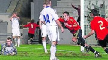 <b>POR FIN. </b>España tuvo que esperar a que Míchel remachara esta jugada para llevarse el choque.