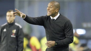 El entrenador del M&aacute;laga Marcelo Romero da instrucciones a sus jugadores durante el partido contra el Celta de Vigo correspondiente a la decimos&eacute;ptima jornada de primera divisi&oacute;n, que disputan esta noche en el estadio de Bala&iacute;dos, en Vigo. 