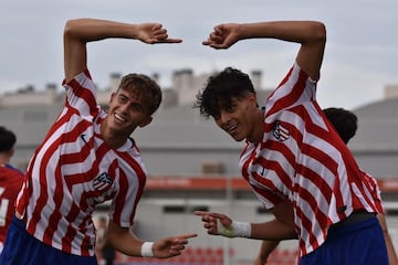 Adrián Niño y Abde celebran un gol con el Juvenil A. 