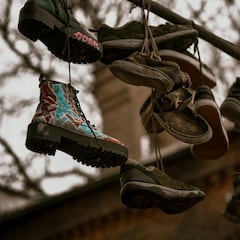 Ni venta de drogas ni una moda: colgar zapatillas en los cables de la luz en España nació con una explicación militar