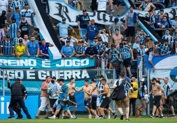 Los radicales del Gremio saltaron al terreno de juego durante el encuentro frente a la Sociedade Esportiva Palmeiras. Los asaltantes destrozaron el VAR como protesta de la derrota. 