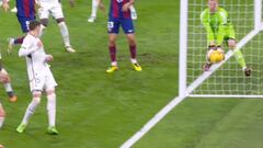 Imagen del gol fantasma en el Real Madrid - Barcelona.