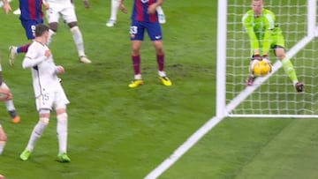 Imagen del gol fantasma en el Real Madrid - Barcelona.