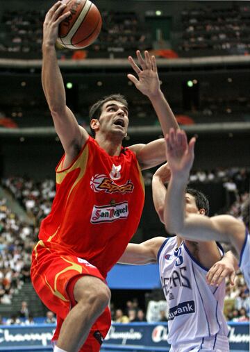 Campeón del Mundo en el Mundial de Japón 2006 tras ganar a Grecia en la final por 70-47.