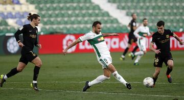 El jugador del Elche, Gonzalo Verdú ante el jugador del Barcelona, Pedri. 
 