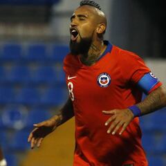 Vidal mostró las dos nuevas camisetas que usará la Roja