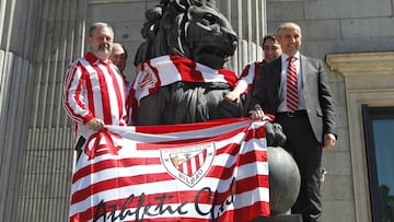 Los diputados vascos, Josu Erkoreka (d), Pedro María Azpiazu Uriarte (i), Aitor Esteban (2d) y el senador Joseba Zubia, colocan una bandera del Athletic en uno de los leones del Congreso con motivo de un partido de Copa en 2012.