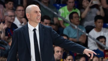 BARCELONA, 20/04/2025.- El entrenador del Barça Joan Peñarroya en el partido de la jornada 28 de la Liga Endesa que disputan Barça y Dreamland Gran Canaria este domingo en el Palau Blaugrana. EFE/Marta Pérez