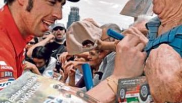 <b>AMBIENTE ESPECTACULAR. </b>Nani Roma, piloto del equipo oficial Mitsubishi Repsol, firma autógrafos en Buenos Aires antes de la ceremonia de salida.