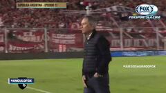 Feo gesto de Holan: se tomó los genitales e insultó a un hincha