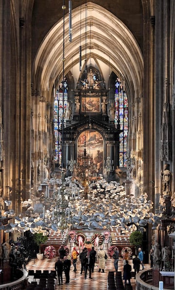 Miles personas se han acercado a la Catedral de San Esteban de Viena, lugar donde se ha instalado la capilla ardiente de Niki Lauda para darle el último adiós.