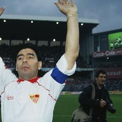 "Maradona tenía a 10 ó 12 imbéciles al lado en Sevilla"