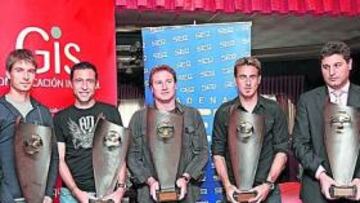 <b>CON LOS TROFEOS. </b>Justo Villar, Álvaro Rubio, Marcos, Juan Carlos, Pedro López y Mariano Mancebo.