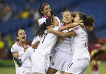 1-1. Raquel Rodríguez Cedeno celebró el gol del empate con sus compañeras.