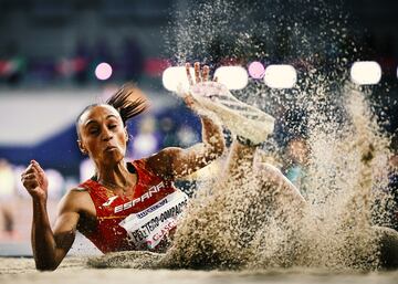 En el  quinto salto se fue a los 14,75  (nunca antes brincó tanto en pista cubierta). Solo por detrás de Lafond (15,01) y la plata de la cubana Leyanis Pérez (14,90).