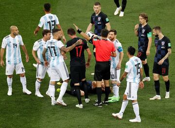 Leo Messi and ref Ravshan Irmatov.