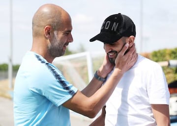 Pep Guardiola y Riyad Mahrez, entrenador y jugador del Manchester City.