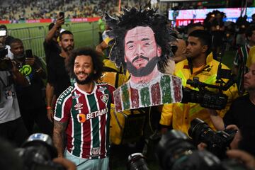 Marcelo posa con los aficionados del Fluminense.