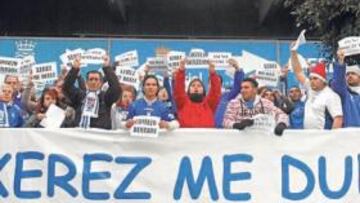 <b>CLAMOR. </b>Los cientos de aficionados del Xerez que se congregaron en Chapín aparecieron con pancartas reclamando al Consejo que se vaya en su totalidad y que deje al xerecismo tranquilo. Los hinchas azulinos quieren disfrutar de su equipo y no estar pendientes de tanto lío extradeportivo con el equipo por vez primera en la élite.