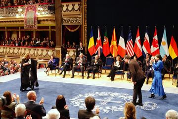 Miembros de la Agencia Magnum Photos y su presidenta, Cristina de Middel (i), saludan al público del teatro Campoamor tras recibir el Premio Princesa de Asturias de la Concordia 2024.