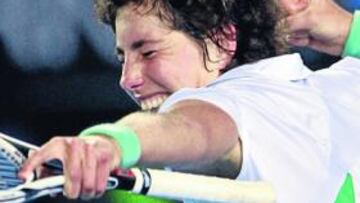 <b>CAE EL PLANETA VENUS. </b>Carla Suárez Navarro estalla en una descarga de alegría tras abatir a Venus Williams en el Rod Laver Arena. Venus se eclipsó ante el revés de Carla.