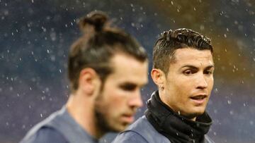 Real Madrid's Portuguese forward Cristiano Ronaldo (R) and Real Madrid's Welsh forward Gareth Bale attend a training session under heavy rain on the eve of the Champions League football match Napoli vs Real Madrid on March 6, 2017 at the San Pao