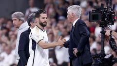 Nacho se despide de Ancelotti al salir del campo, en el partido ante el Betis.