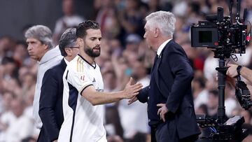 Nacho se despide de Ancelotti al salir del campo, en el partido ante el Betis.