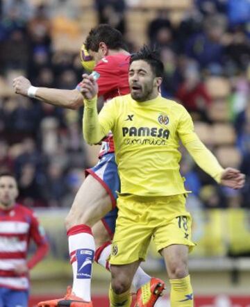 El defensa del Granada Francisco Medina "Piti" (i) disputa un balón con el defensa del Villarreal Jaume Costa.