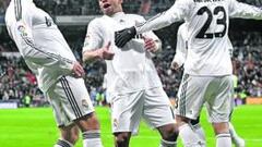 <b>UN BAILE. </b>El Real Madrid le hizo seis goles al Zaragoza. En la imagen, Marcelo, Van der Vaart y Cristiano Ronaldo celebran el tanto del portugués.