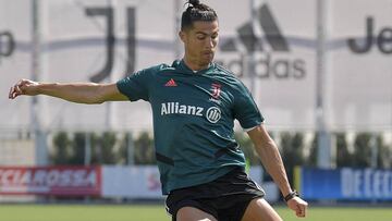 Cristiano Ronaldo intenta un remate durante el entrenamiento de la Juventus.