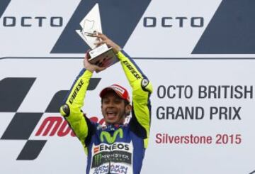  Valentino Rossi en el podio celebra su victoria en Silverstone. 